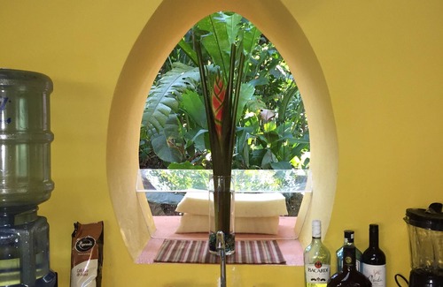 Puerto Viejo de Talamanca Casa | De estilo Adobe Dome Inicio en un exuberante, Bosque pluvial Configuración 3 minutos a pie de la playa