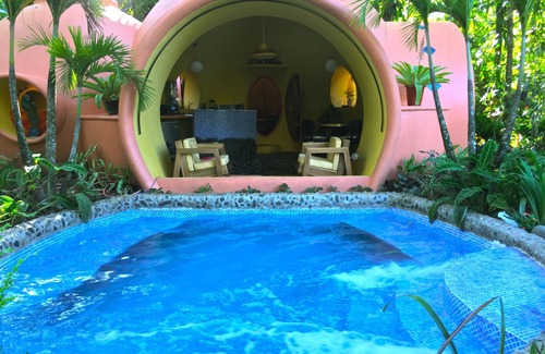 Puerto Viejo de Talamanca Casa | De estilo Adobe Dome Inicio en un exuberante, Bosque pluvial Configuración 3 minutos a pie de la playa