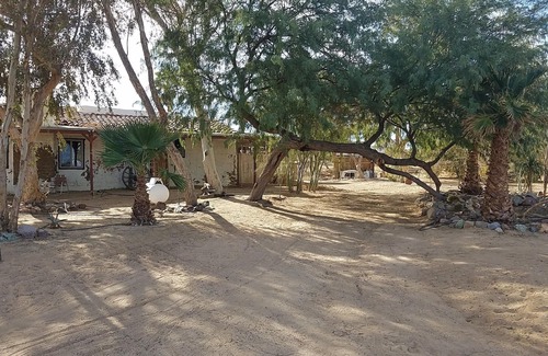 Wonder Valley Casa | Adobe en el Rancho Palms 1930's