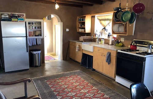 Arroyo Seco Casa | Adobe se encuentra con el encanto de mediados de siglo en Arroyo Seco