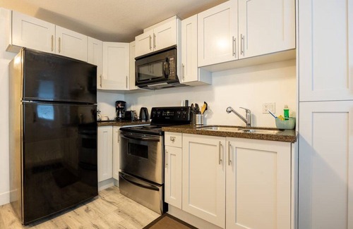 South Newton Casa | Adorable 2 bd, child free place in quiet hood!