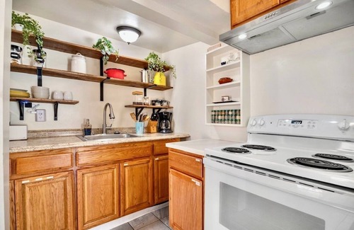 Logan Heights Casa | Adorable 2 Bed 1 Ba Casita with Murals - Parking, WIFI, Central San Diego