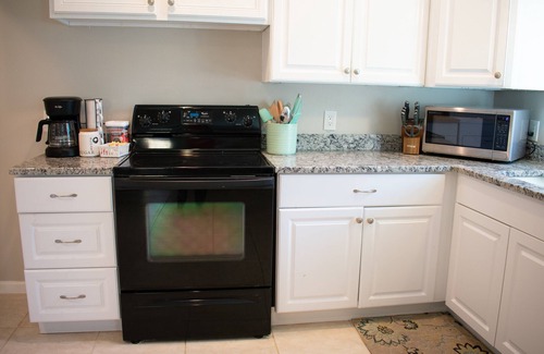 Port Malabar Cabaña | Adorable 2 bed, 2 bath guest house, pet friendly