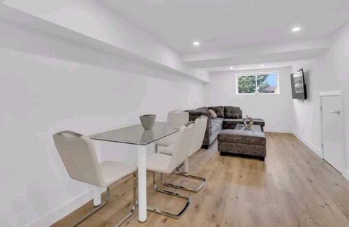 Toronto Casa | Adorable 2 bedroom place with parking spot