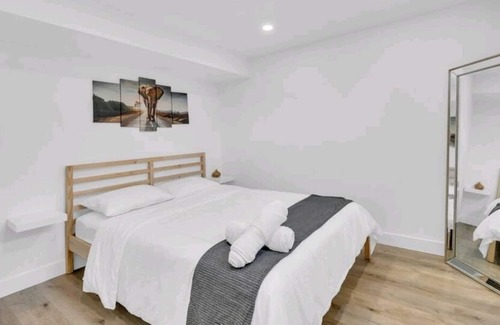 Toronto Casa | Adorable 2 bedroom place with parking spot