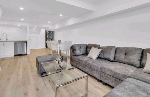 Toronto Casa | Adorable 2 bedroom place with parking spot