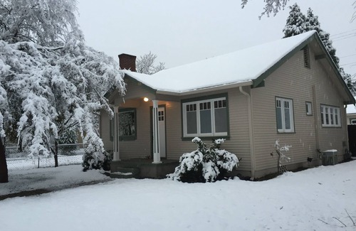 Grants Pass Cabaña | Adorable 2 dormitorios 1 baño Craftsman Cottage en el centro de Grants Pass