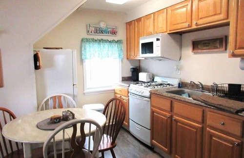 Ship Bottom Apartamento | Adorable 2 bedroom second floor duplex in Ship Bottom, short walk to the beach.