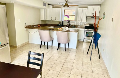 McLean Casa | Adorable 2 bedrooms+ den with indoor fireplace