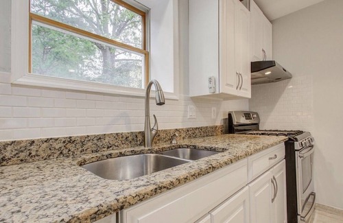 McLean Casa | Adorable 2 bedrooms+ den with indoor fireplace