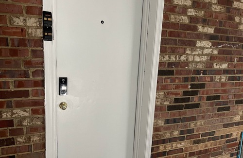 McLean Casa | Adorable 2 bedrooms+ den with indoor fireplace