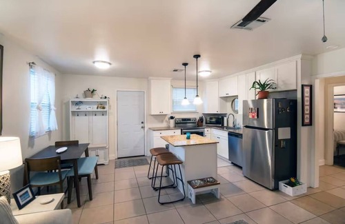 Milneburg Casa | Adorable 2bd/2ba Home w/Yard in Gentilly