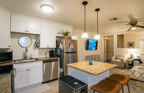 Milneburg Casa | Adorable 2bd/2ba Home w/Yard in Gentilly