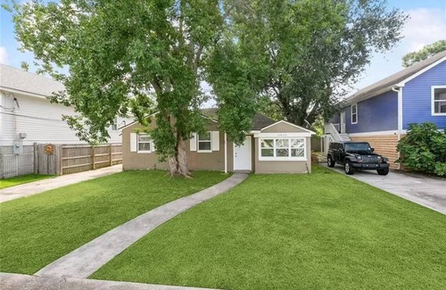 Milneburg Casa | Adorable 2bd/2ba Home w/Yard in Gentilly