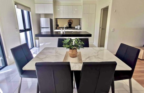 Kellyville Apartamento | Adorable 3 Br townhouse with wifi & parking