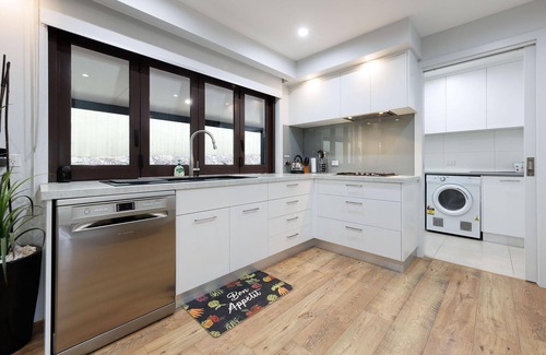 Wodonga Casa | Adorable Abode on Schubach - Fabulous, spacious two bedroom unit close to hospital in East Albury