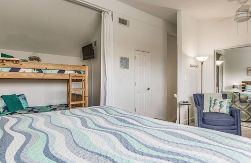 Villa Sabine Condominio | Adorable/Affordable! Renovated 1BR/2 Full Bathroom - Pensacola Beach Condo!