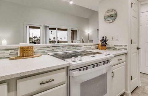 Villa Sabine Condominio | Adorable/Affordable! Renovated 1BR/2 Full Bathroom - Pensacola Beach Condo!