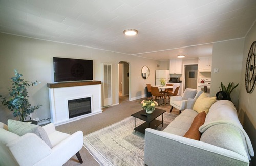 Great Falls Casa | Adorable and Cozy Bungalow - 2 Bedrooms - 1 bath