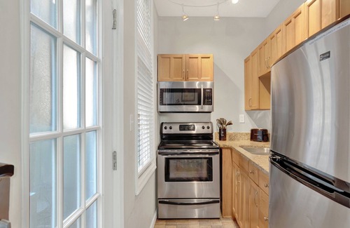 Hitch Village - Fred Wessels Homes Condominio | Adorable Apartment on Crawford Square in Downtown