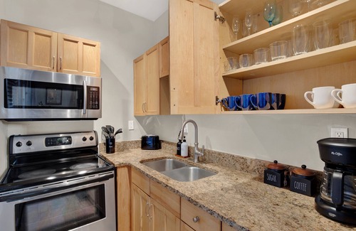 Hitch Village - Fred Wessels Homes Condominio | Adorable Apartment on Crawford Square in Downtown