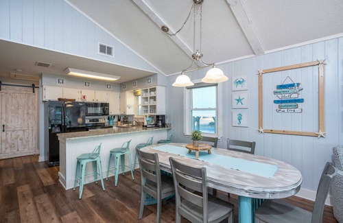 Gulf Shores Cabaña | Adorable Beach Bungalow ONE BLOCK from the Gulf HEATED Pool available Oct-May!