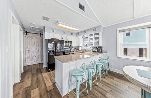 Gulf Shores Cabaña | Adorable Beach Bungalow ONE BLOCK from the Gulf HEATED Pool available Oct-May!