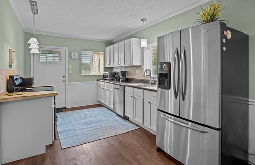 Isle of Palms Casa | ¡NUEVO EN EL MERCADO DE ALQUILER ADORABLE, CASA DE PLAYA MODERNA TOTALMENTE RENOVADA! ¡UN BLOQUEO A LA PLAYA Y BICICLETA CORTA A MARINA!