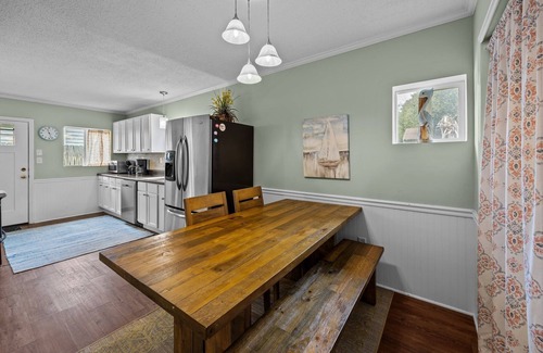 Isle of Palms Casa | ¡NUEVO EN EL MERCADO DE ALQUILER ADORABLE, CASA DE PLAYA MODERNA TOTALMENTE RENOVADA! ¡UN BLOQUEO A LA PLAYA Y BICICLETA CORTA A MARINA!