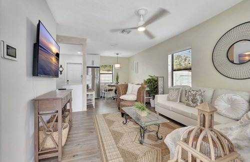 Lake Ida Shores Casa | Adorable, beach house. Atlantic Ave & beach is just a free golf cart ride away.