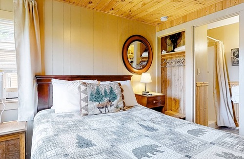Thornton Cabina | Adorable cabin with WiFi, gas grill, pool, tennis & firepit