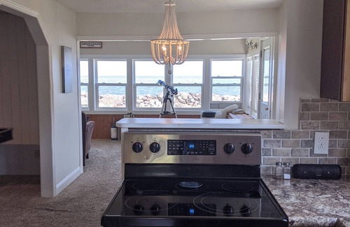 North Greece Casa | Adorable Cape Cod on Lake Ontario Waterfront