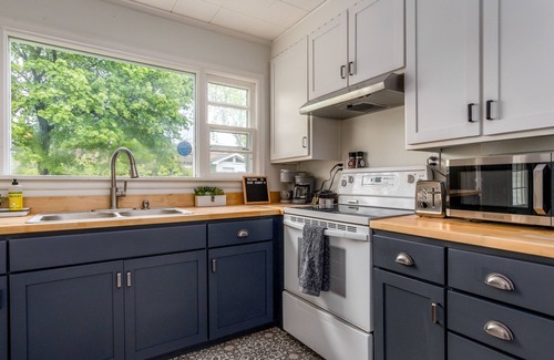 Sturgeon Bay Casa | Adorable character home! Near downtown Sturgeon Bay & Sunset Beach Park!