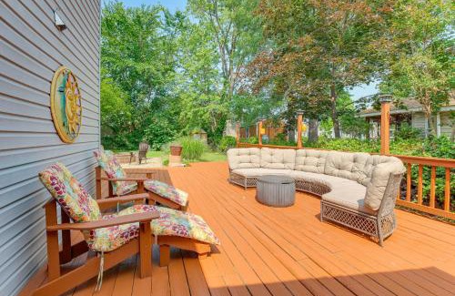 Colonial Beach Casa | Adorable Cottage Fire Pit, Walk to Colonial Beach