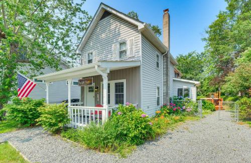 Colonial Beach Casa | Adorable Cottage Fire Pit, Walk to Colonial Beach