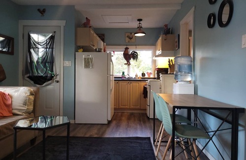 Regional District of Nanaimo Casa | Chick Inn Cottage, jacuzzi privado, cama Queen, patio cercado!