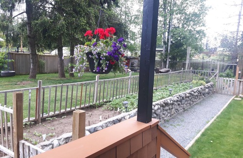 Regional District of Nanaimo Casa | Chick Inn Cottage, jacuzzi privado, cama Queen, patio cercado!