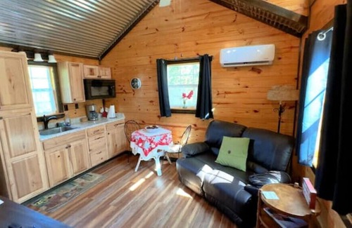 Granbury Cabaña | Adorable Cottage on 4 Acres near Downtown Granbury
