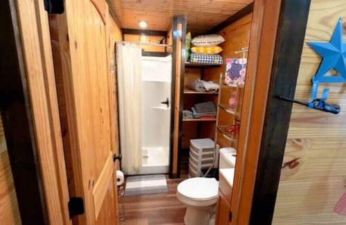 Granbury Cabaña | Adorable Cottage on 4 Acres near Downtown Granbury
