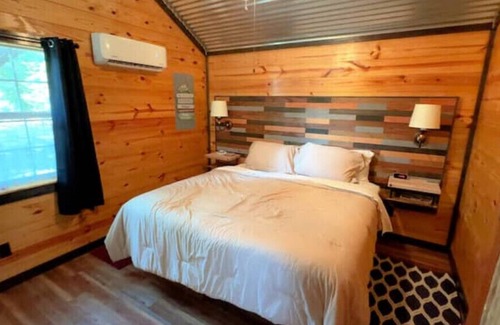 Granbury Cabaña | Adorable Cottage on 4 Acres near Downtown Granbury