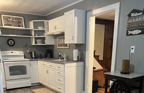 Pine Grove Cabaña | Adorable Cottage on the Lake
