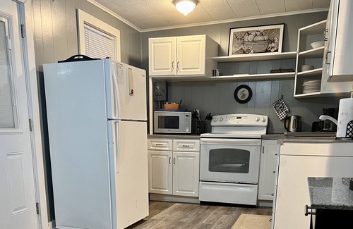 Pine Grove Cabaña | Adorable Cottage on the Lake