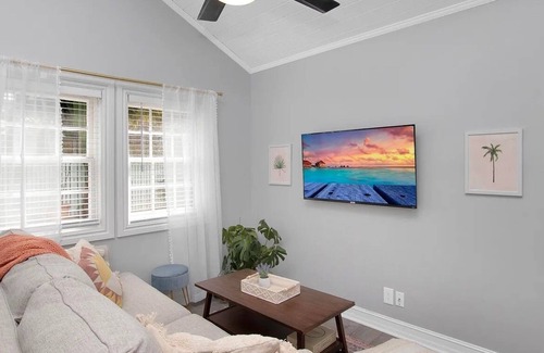 Key West Historic District Cabaña | Adorable Cottage Retreat in the Heart of Old Town - Steps from Duval - Pool!