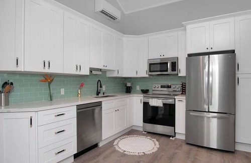 Key West Historic District Cabaña | Adorable Cottage Retreat in the Heart of Old Town - Steps from Duval - Pool!