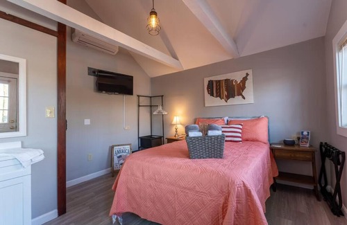 Alton Bay Casa | Adorable Cottage with stunning Lake Views