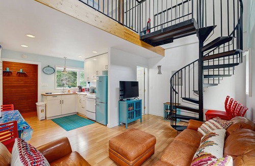 Alyeska Casa | Adorable cottage with spiral stairs - near skiing, hiking & airport