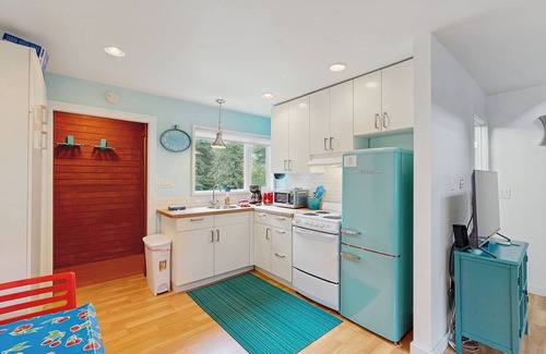 Alyeska Casa | Adorable cottage with spiral stairs - near skiing, hiking & airport