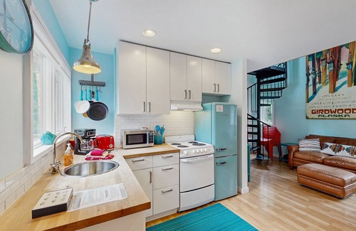Alyeska Casa | Adorable cottage with spiral stairs - near skiing, hiking & airport