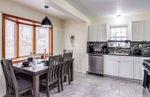 North Greece Casa | Adorable&Cozy Suburban Home Mins from Dwtn/Airport