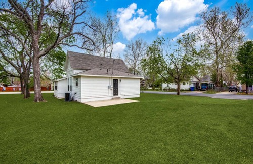 Aubrey Casa | Adorable Downtown Aubrey Home - Sleeps 7